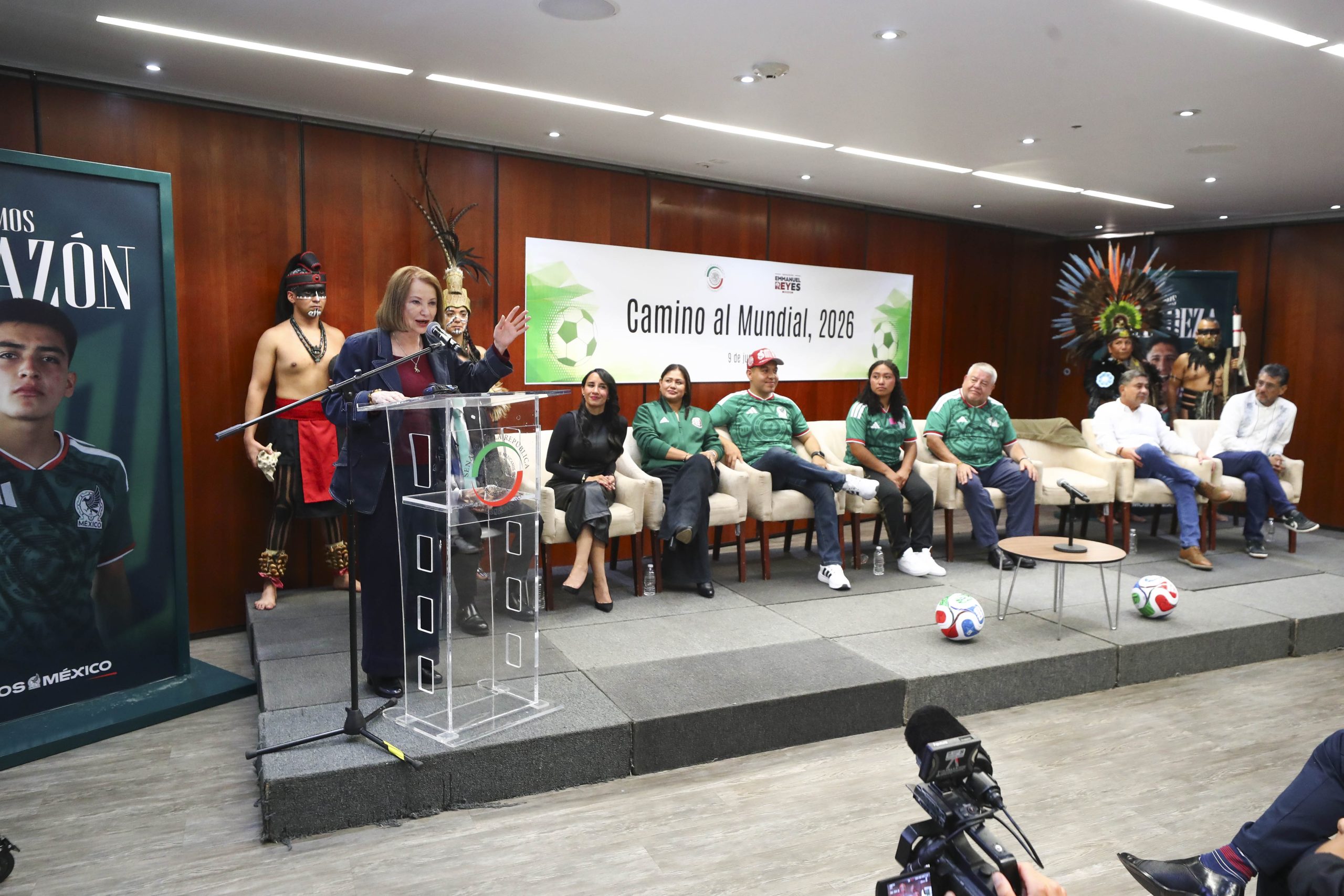 Entregan reconocimiento a Yolett Cervantes; ganó boleto de Claudia Sheinbaum para asistir a inauguración del Mundial