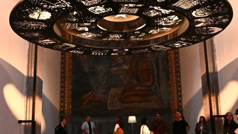 Reabre con tres exposiciones