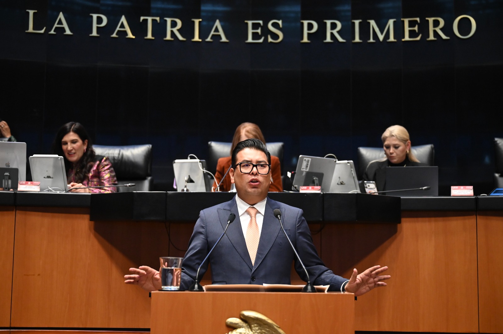 Proponen prohibir sobreventa de boletos de avión porque institucionaliza incumplimiento contractual