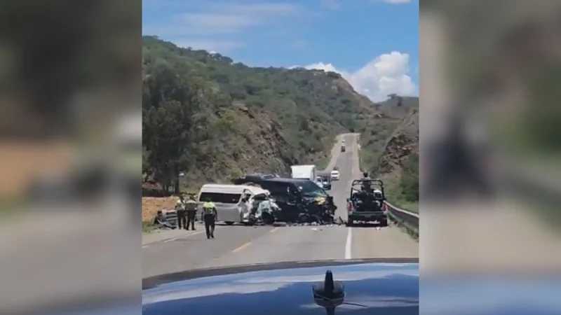 Omisión de autoridades viales provocan tragedias en la mal llamada supercarretera Oaxaca México; choque deja 8 muertos, 14 heridos