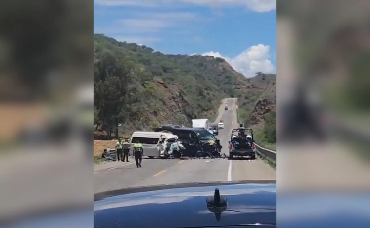 Omisión de autoridades viales provocan tragedias en la mal llamada supercarretera Oaxaca México; choque deja 8 muertos, 14 heridos