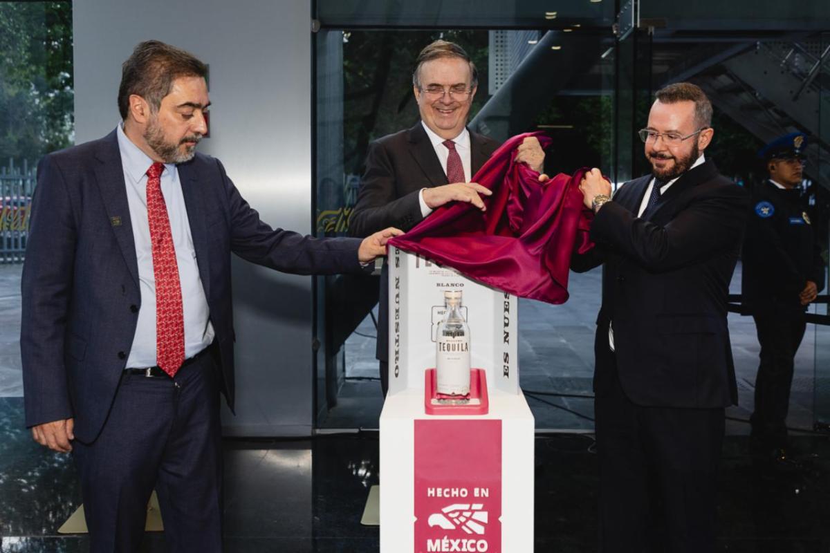 Presenta industria tequilera Botella Institucional “Hecho en México” en el marco del Día Nacional del Tequila