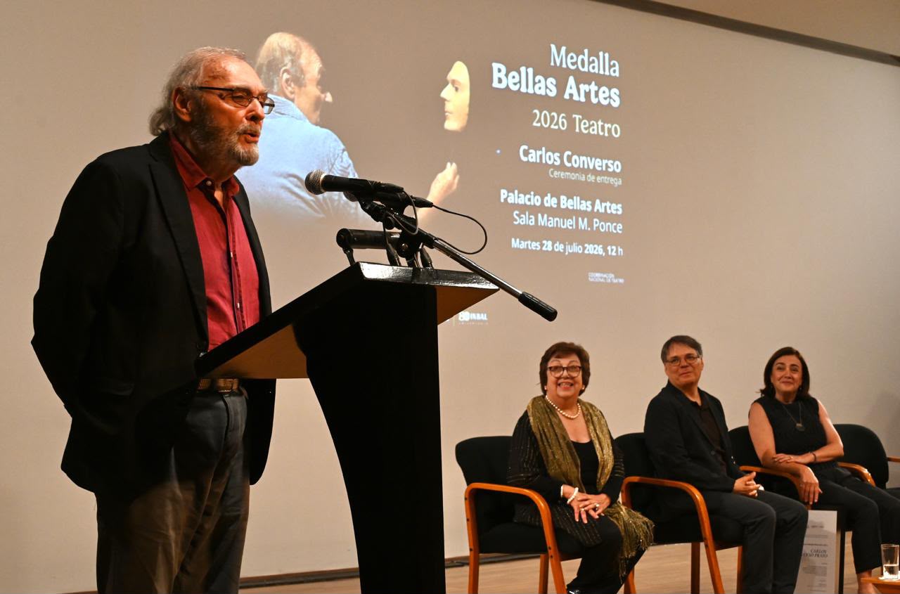 Recibe Carlos Converso la Medalla Bellas Artes por cinco décadas de trayectoria en el teatro de títeres