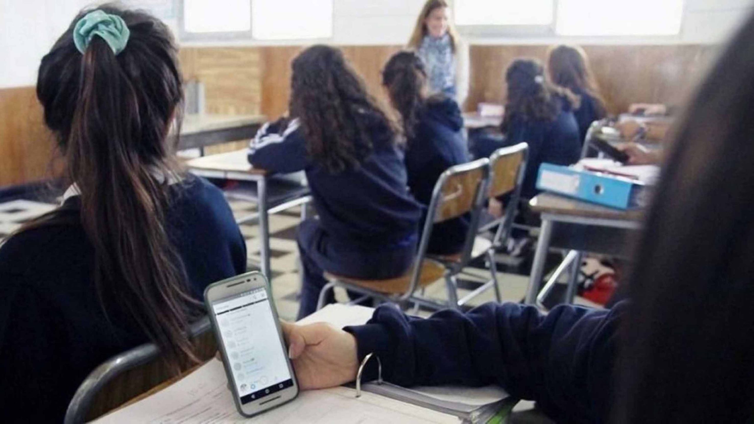 Regular uso de celulares en escuelas implica múltiples factores, dicen especialistas